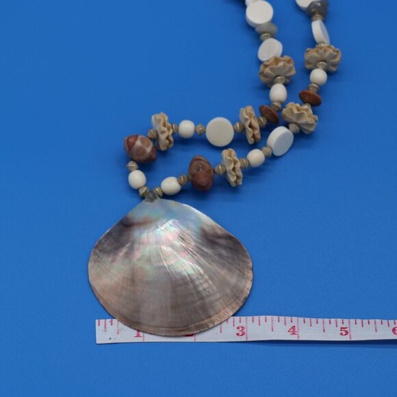VNTG 22" with Approx. 3" Diameter Mother of Pearl Shell Necklace W/Screw Closure - Picture 2 of 7